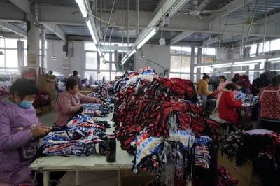 服裝加工產(chǎn)業(yè)大戶帶領鄉(xiāng)親共同致富